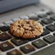 Cookie liegt auf einer Tastatur