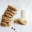 Cookies vor einem Milchglas
